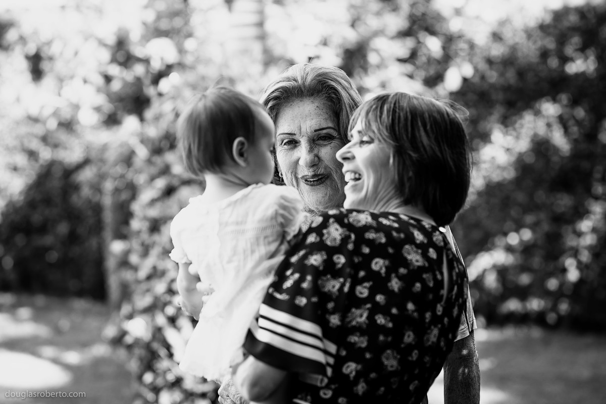 tia e vó brincando com menina