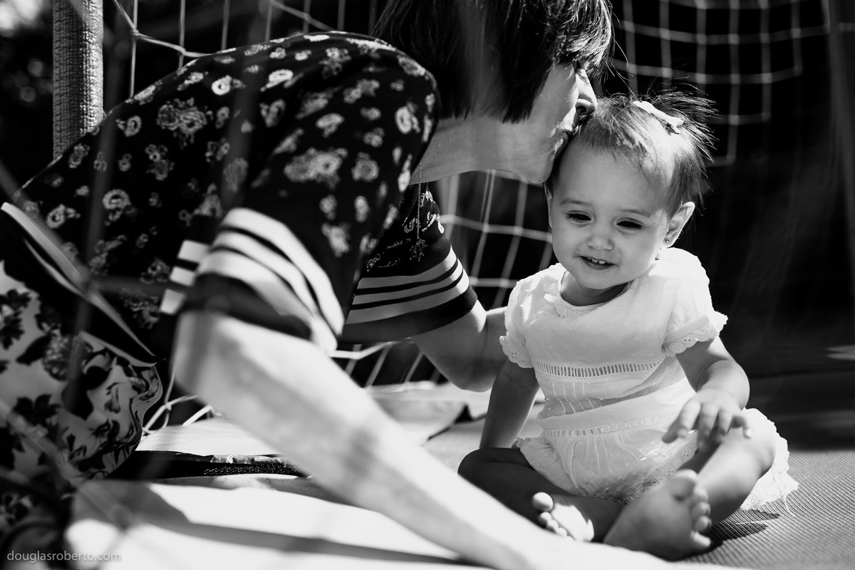 tia dando um beijo na sobrinha