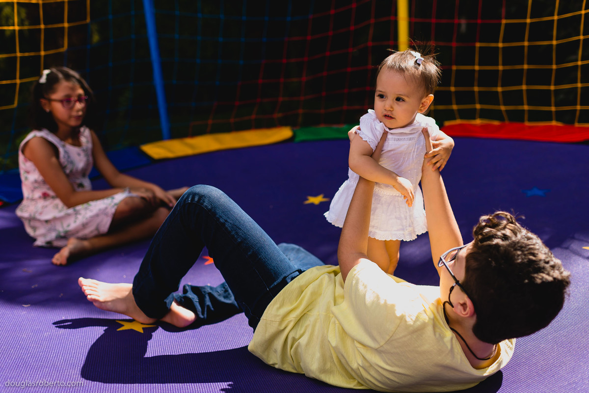 primos brincando com a prima pequena