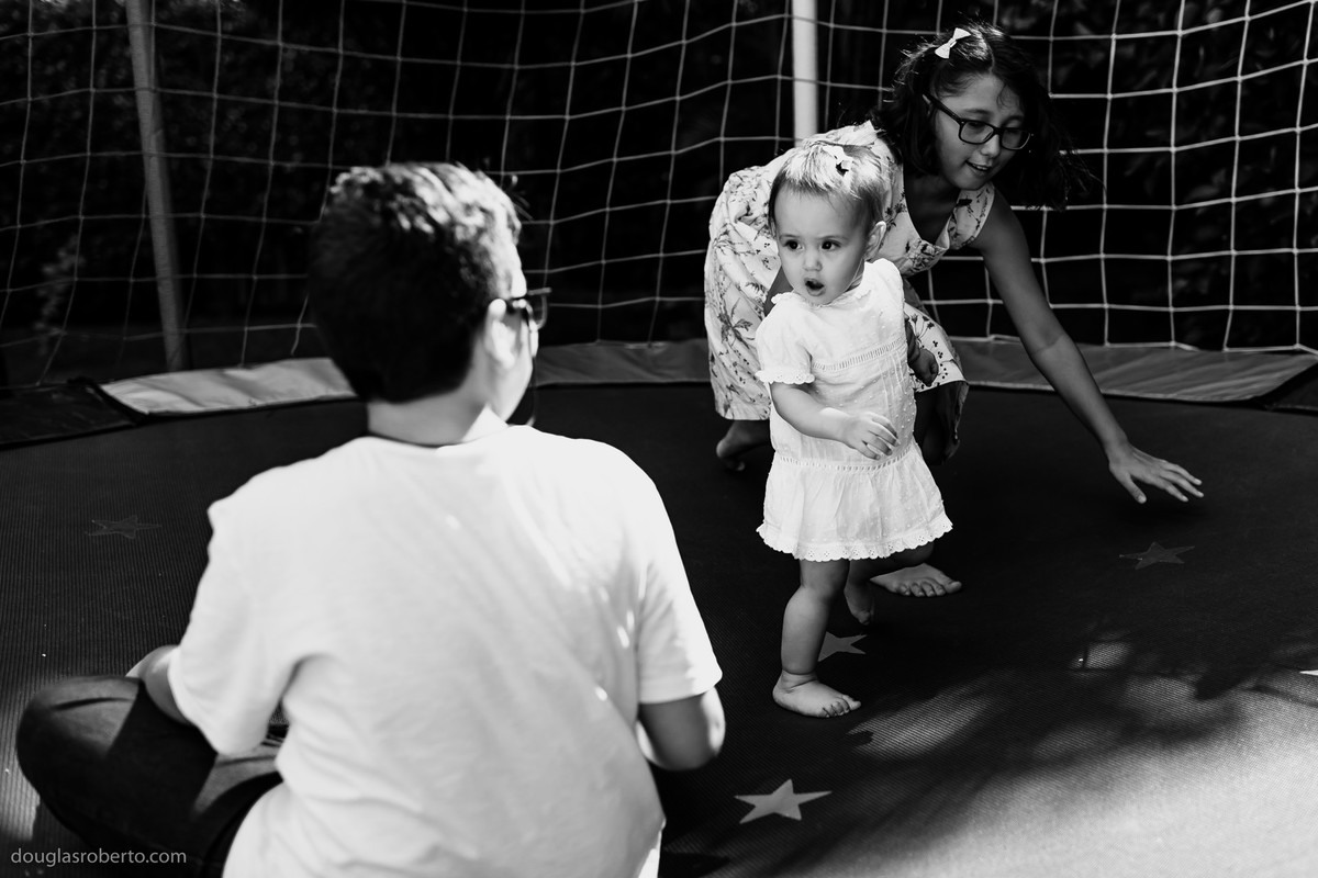 primos brincando com a prima pequena