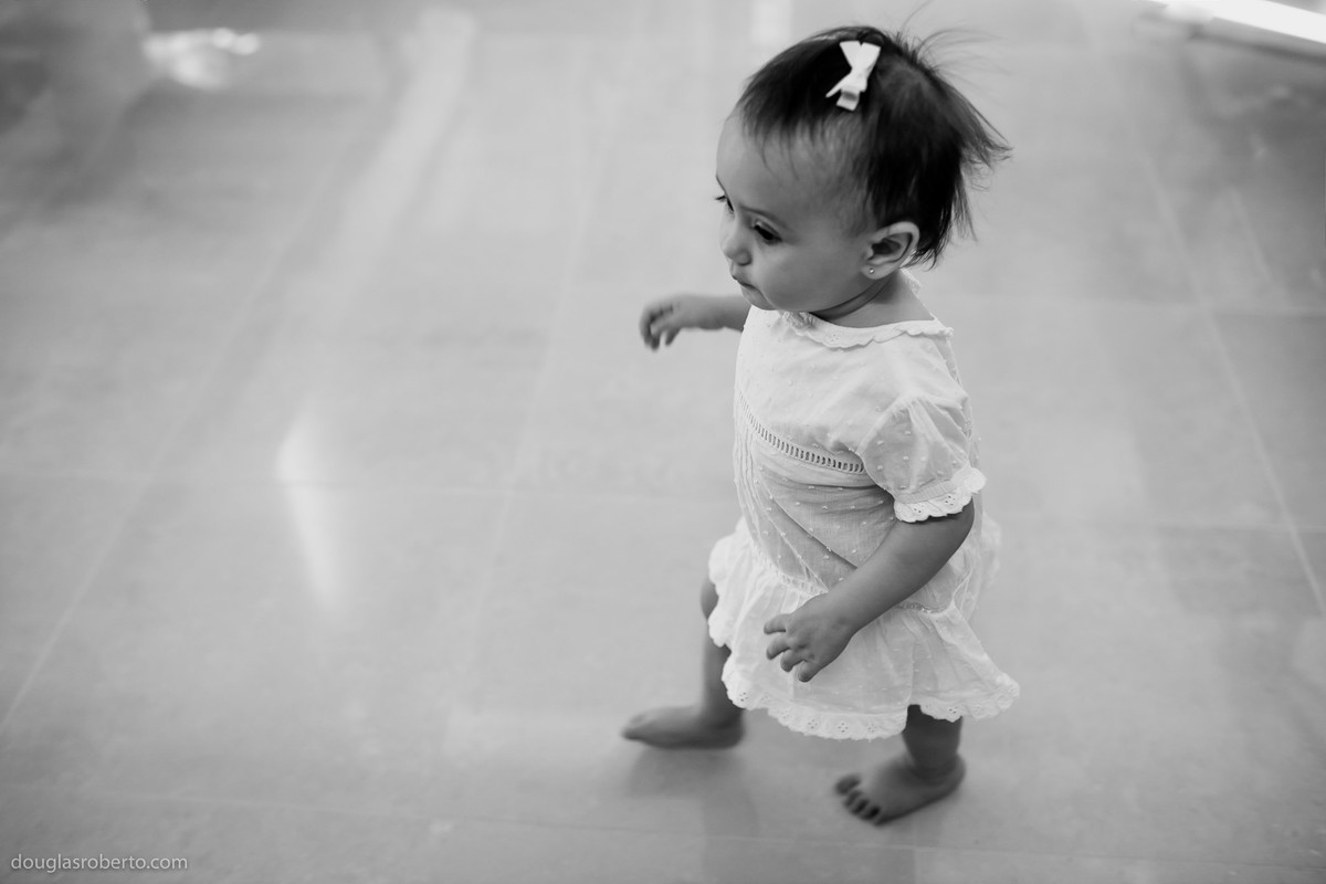 menina dando os primeiros passos