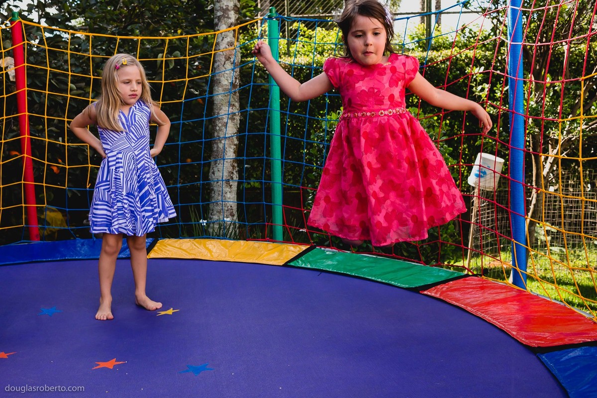 crianças brincando no pula pula