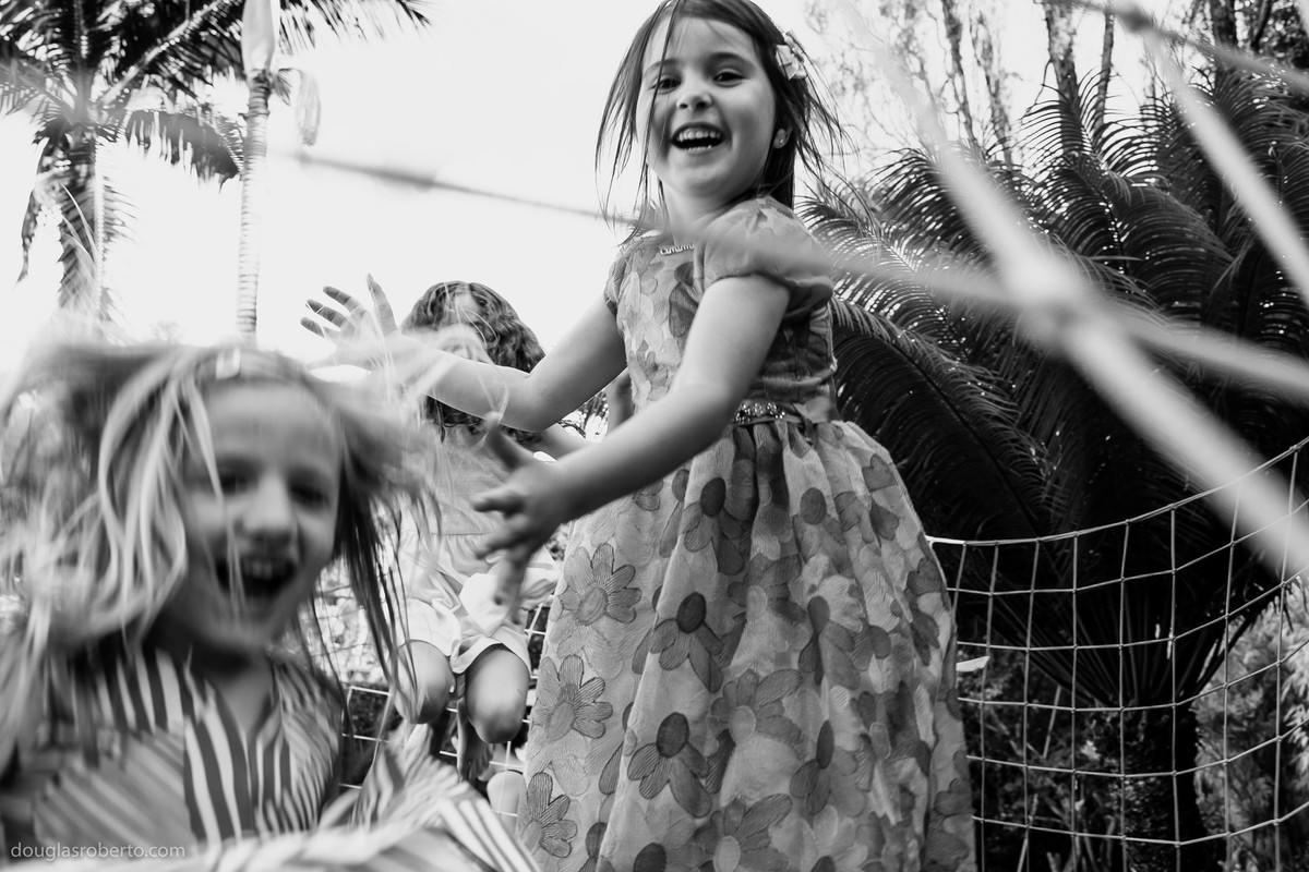 crianças brincando no pula pula