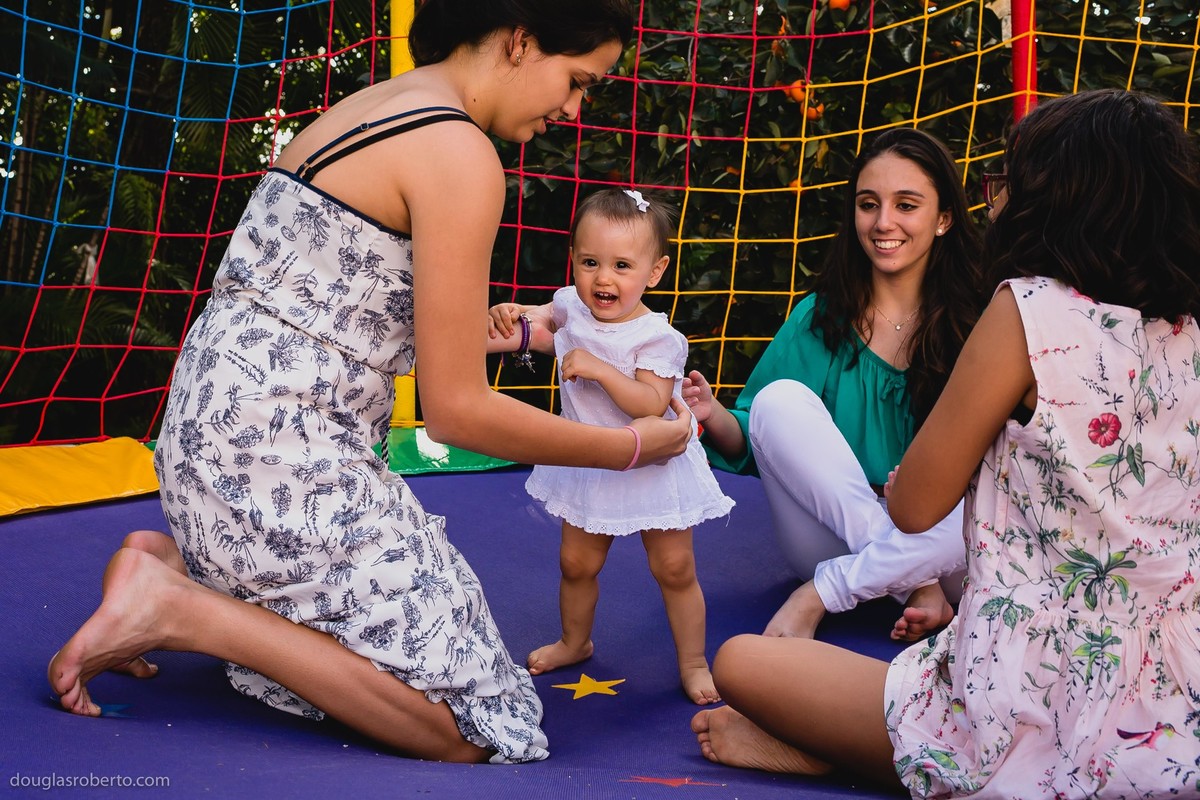 crianças brincando no pula pula