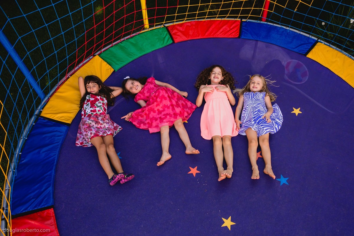 crianças brincando no pula pula