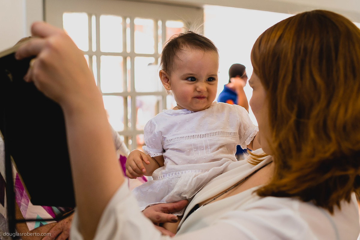 menina fazendo careta