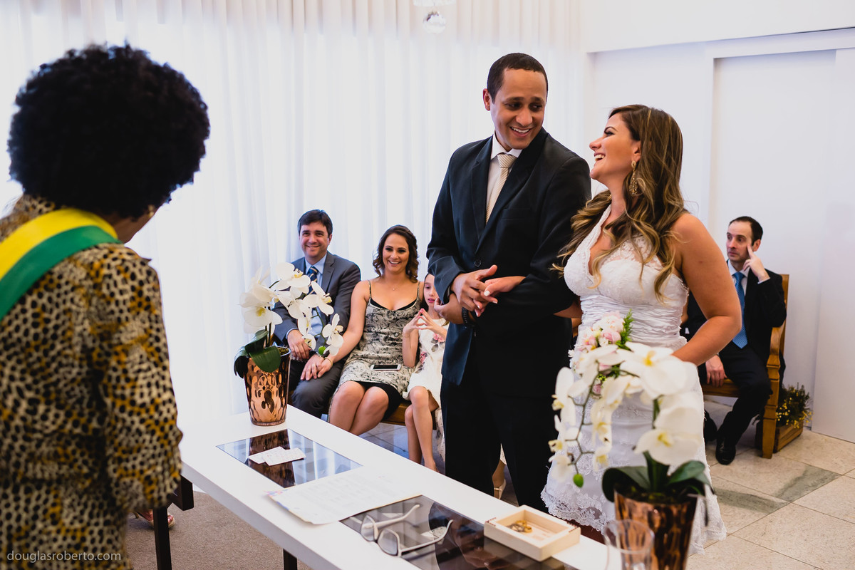 noivos sorridentes no casamento