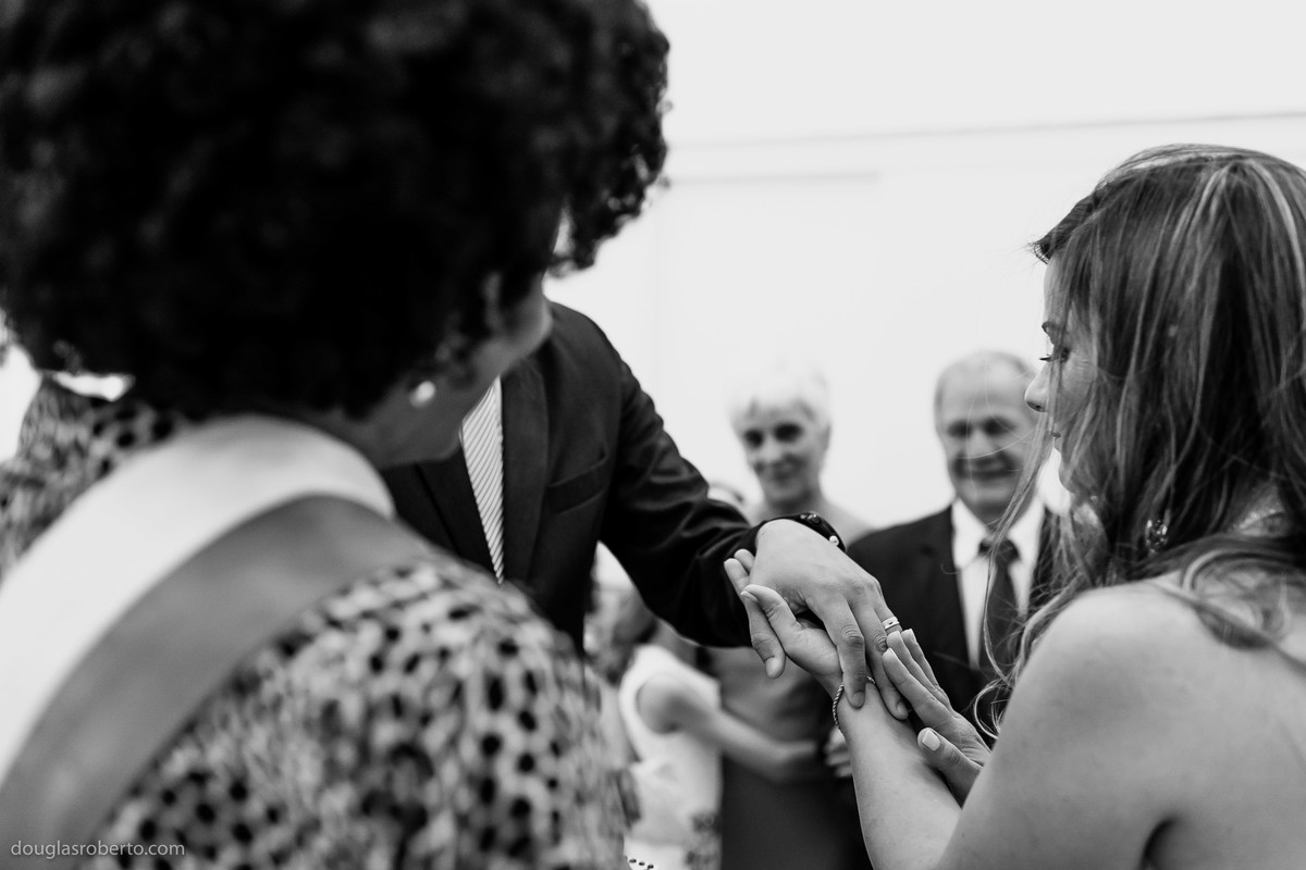 noiva beijando a mão do noivo