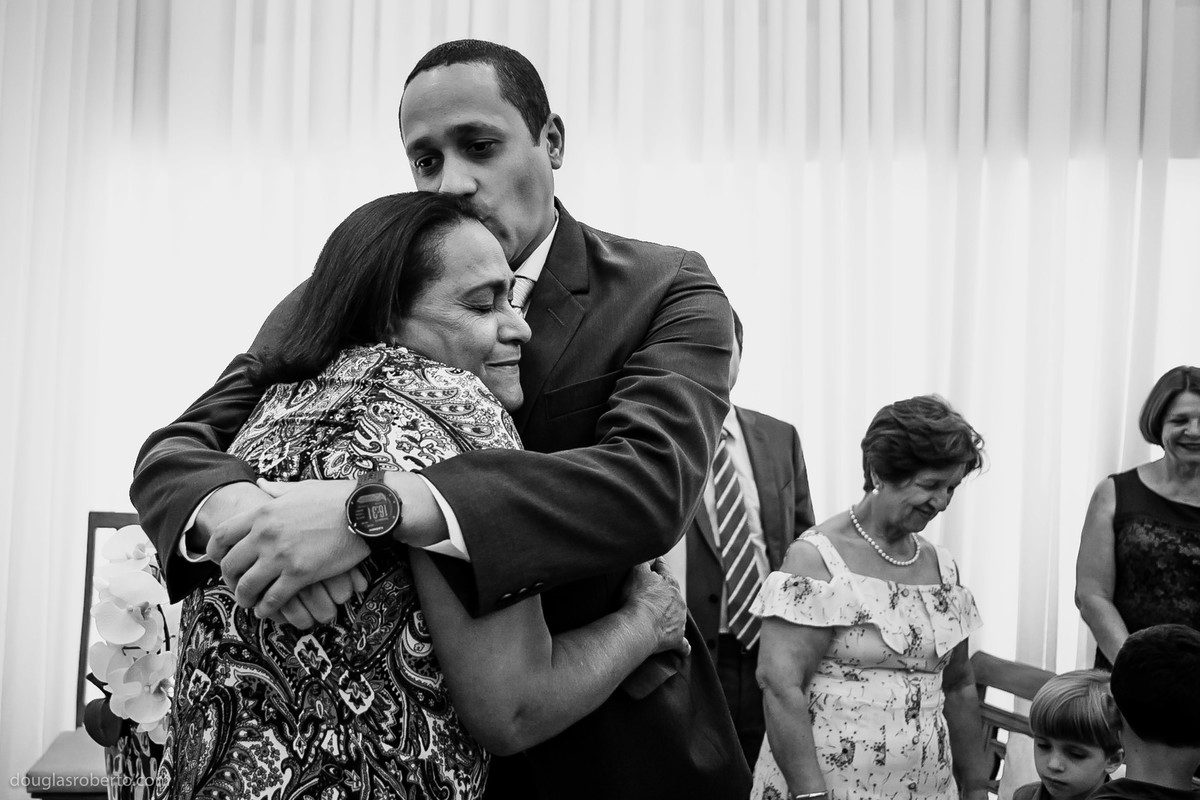 filho se despedindo da mãe para casar