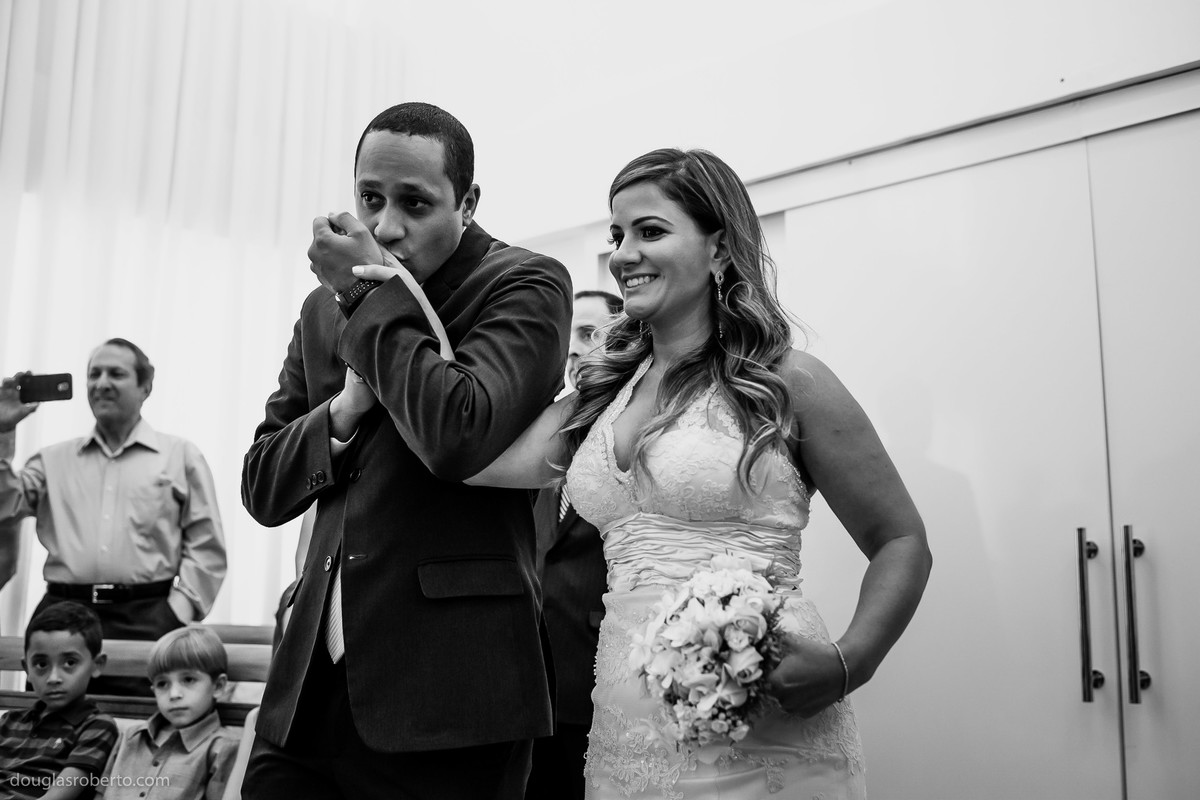 noivo beijando a mão da noiva