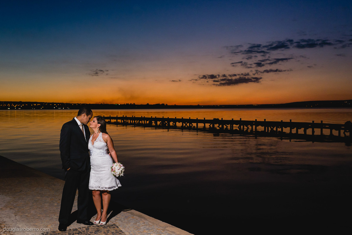 foto de casal no por do sol de brasília