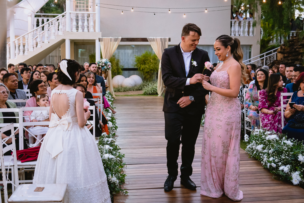 foto de casamento  entrada padrinhos