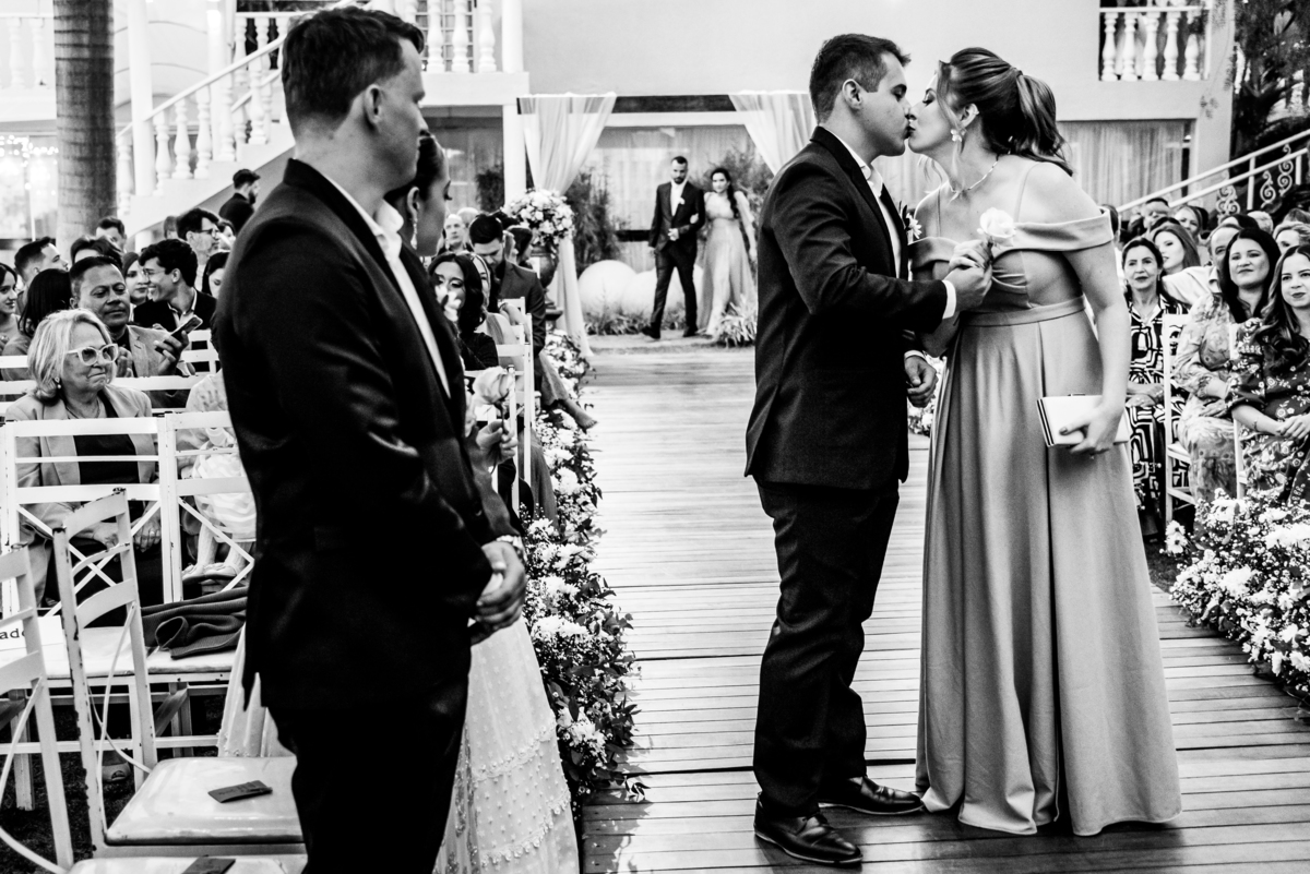 foto de casamento  entrada padrinhos