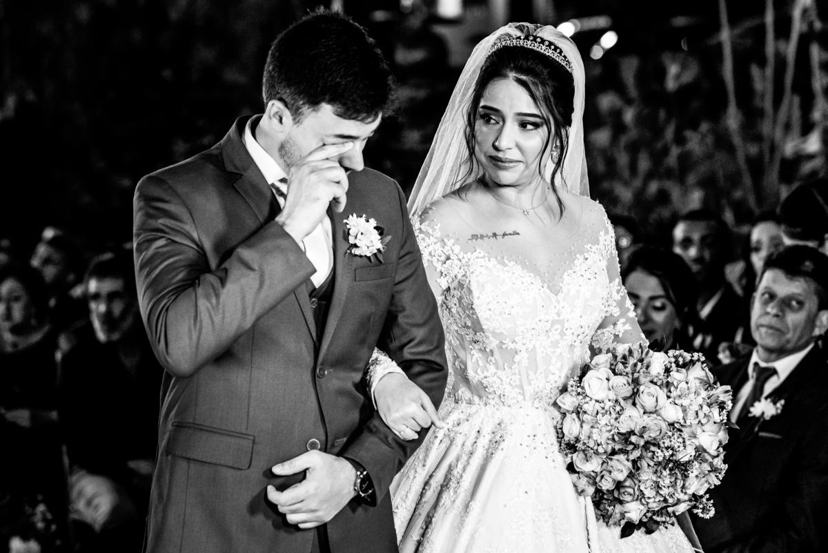 foto de casamento  noivo se emocionando