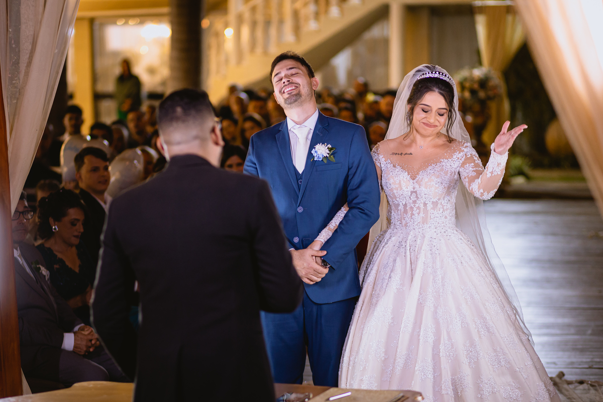 foto de casamento  noivos rindo