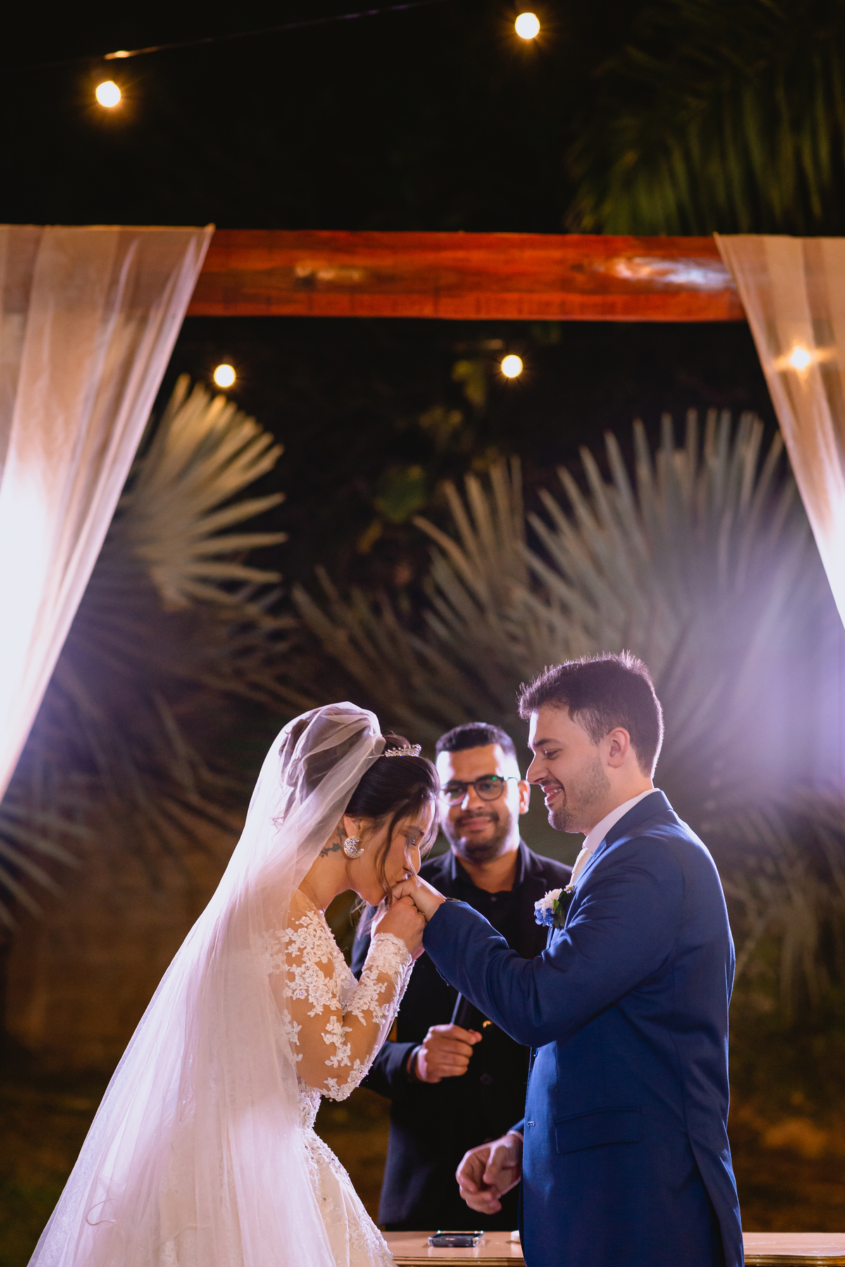 foto de casamento beijo do noivo na noiva