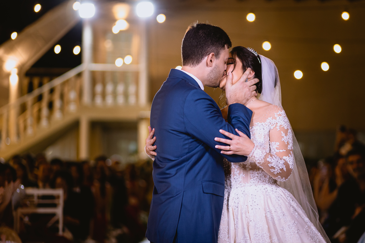 foto de casamento beijo do noivo na noiva