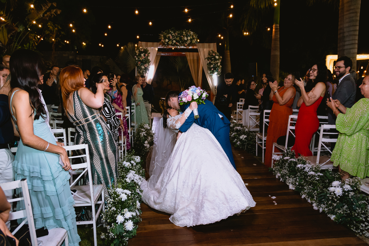 foto de casamento beijo dos noivos