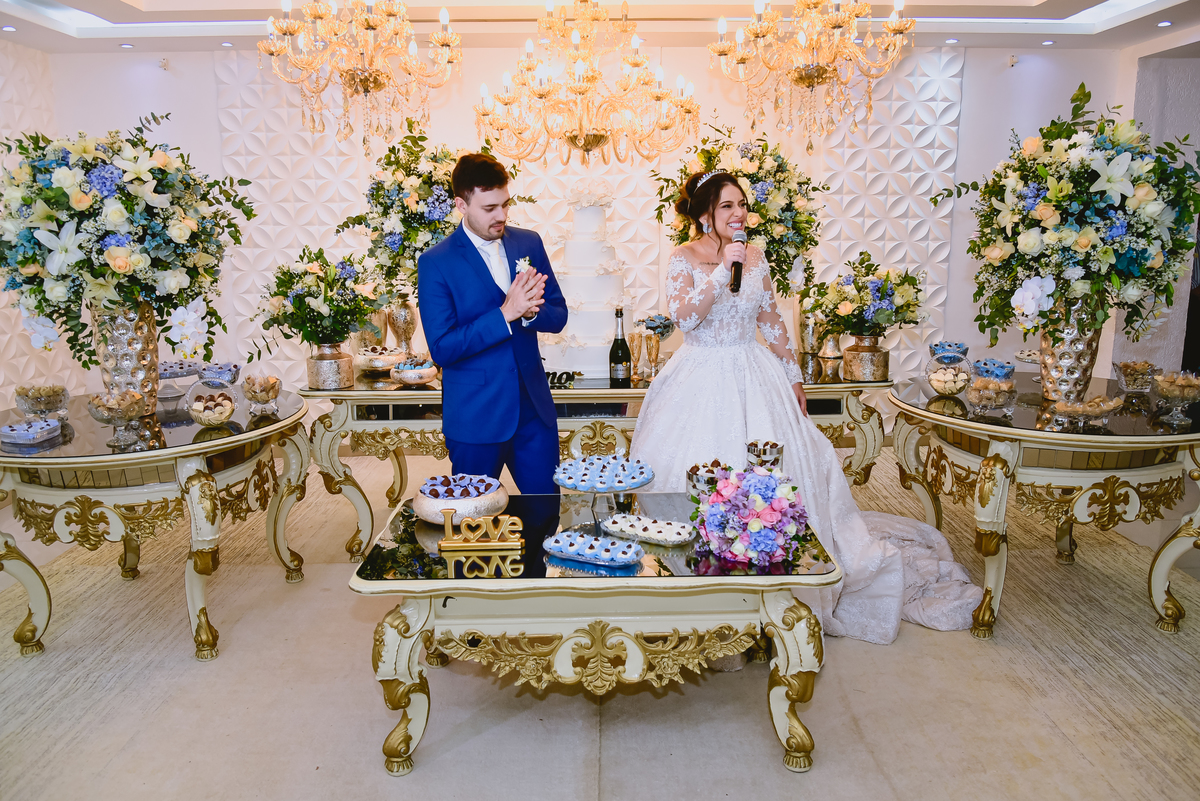 foto de casamento na mesa do bolo