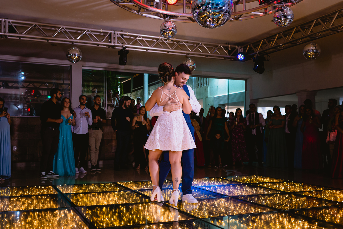 foto de casamento noivo na pista de dança 