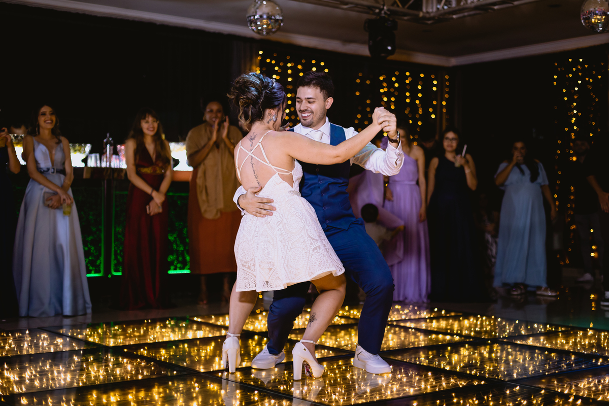 foto de casamento noivo na pista de dança 
