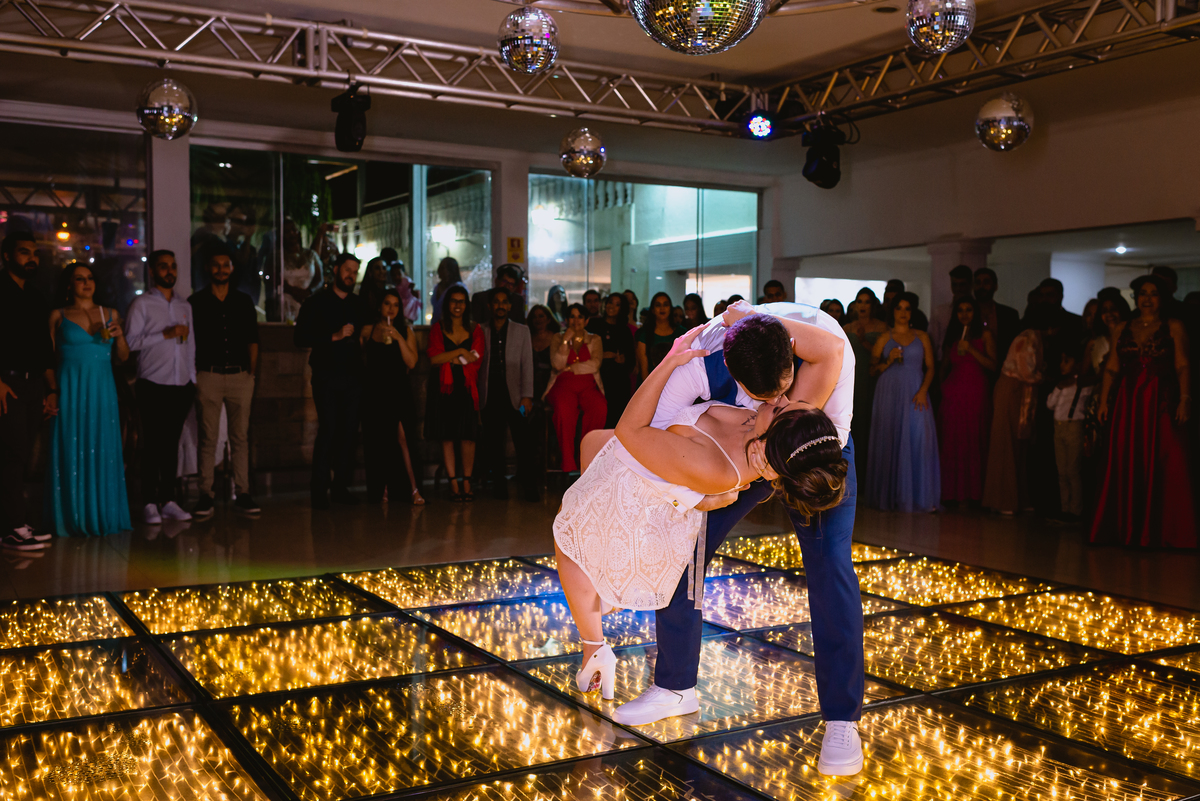 foto de casamento noivo na pista de dança 