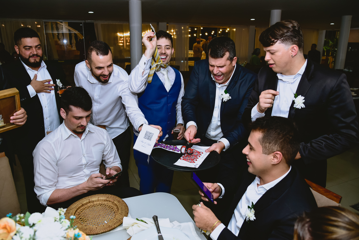 foto de casamento cortando a gravata