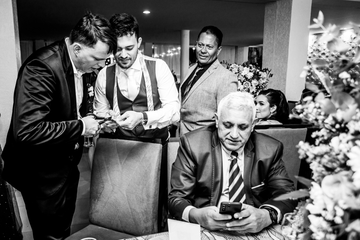 foto de casamento cortando a gravata