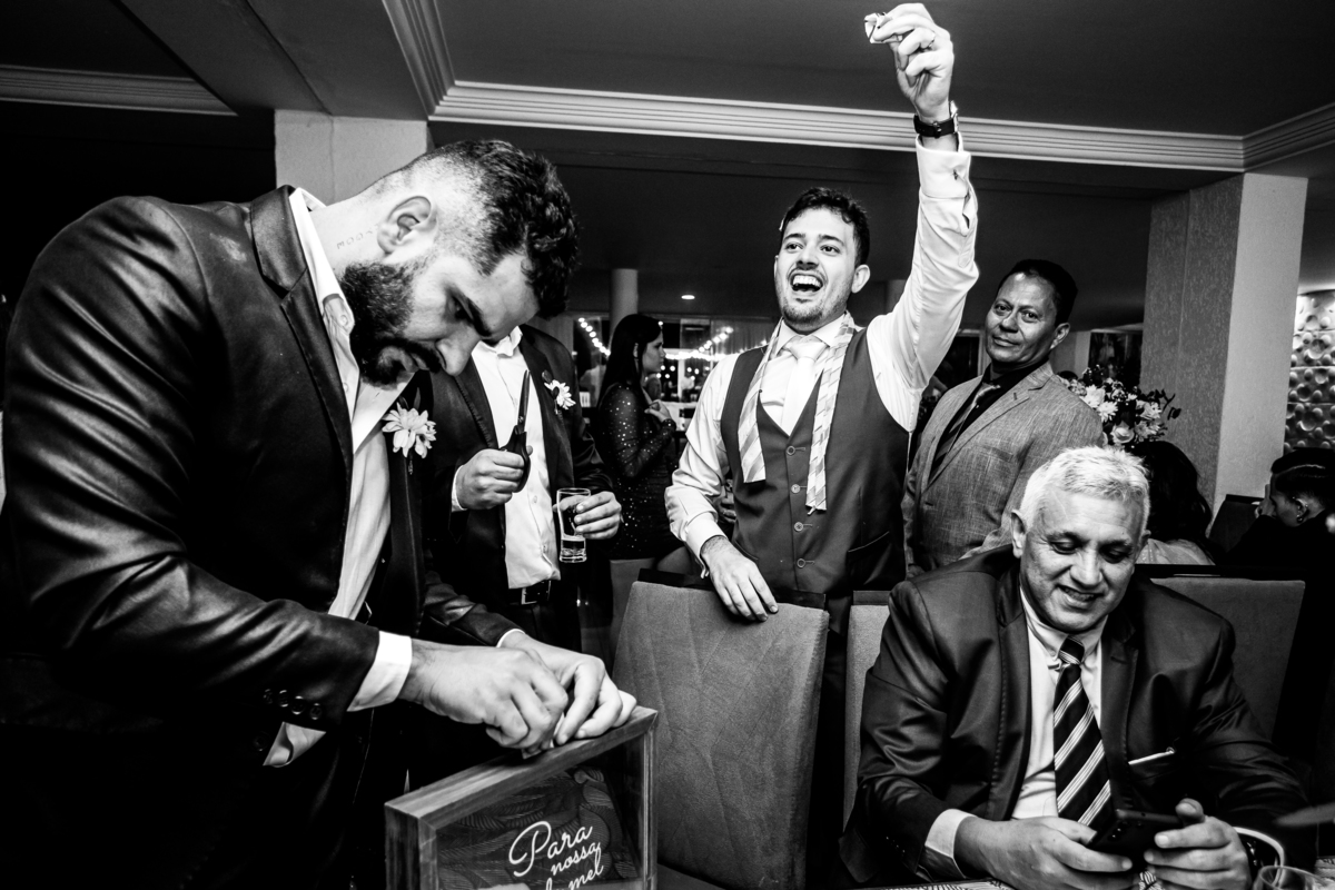 foto de casamento cortando a gravata