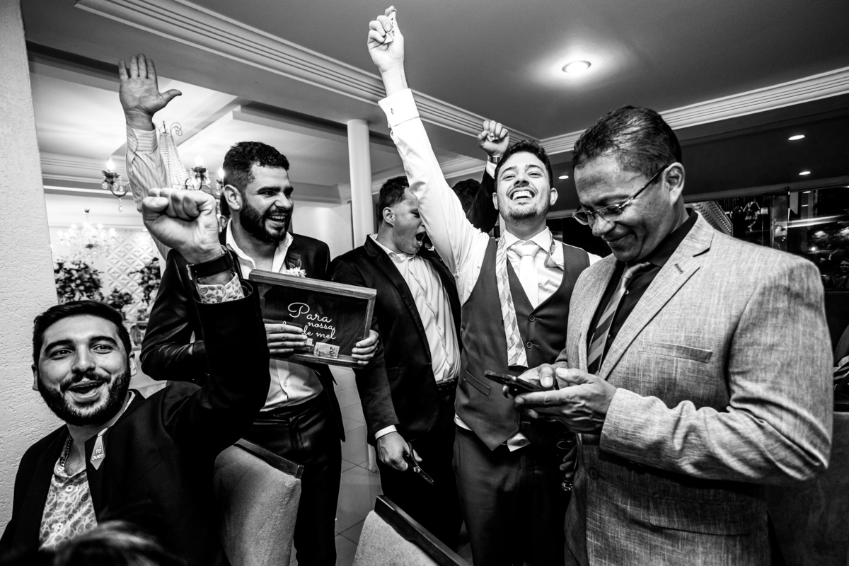 foto de casamento cortando a gravata