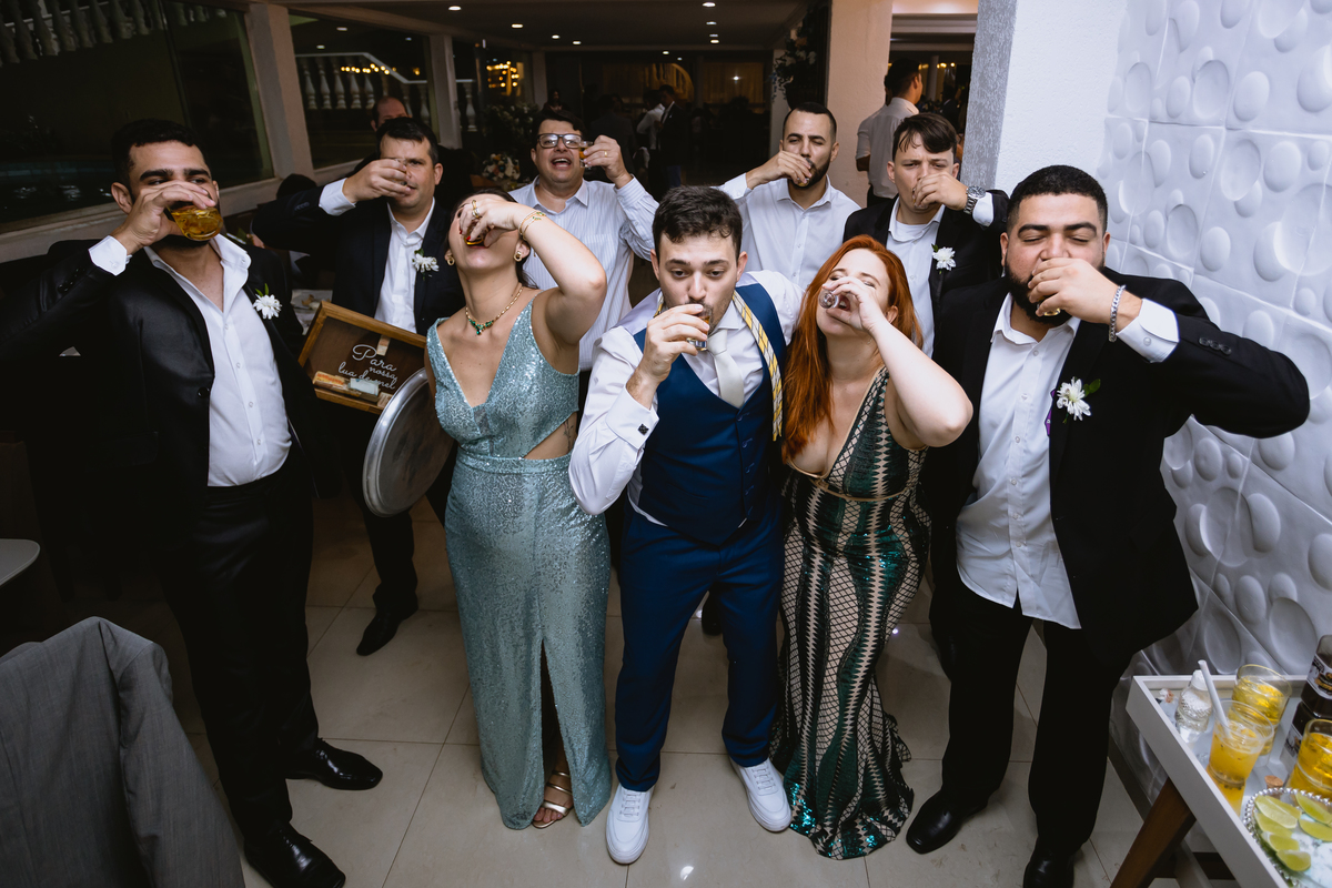 foto de casamento noivo bebendo uisque
