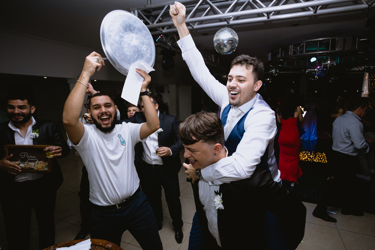 foto de casamento cortando a gravata