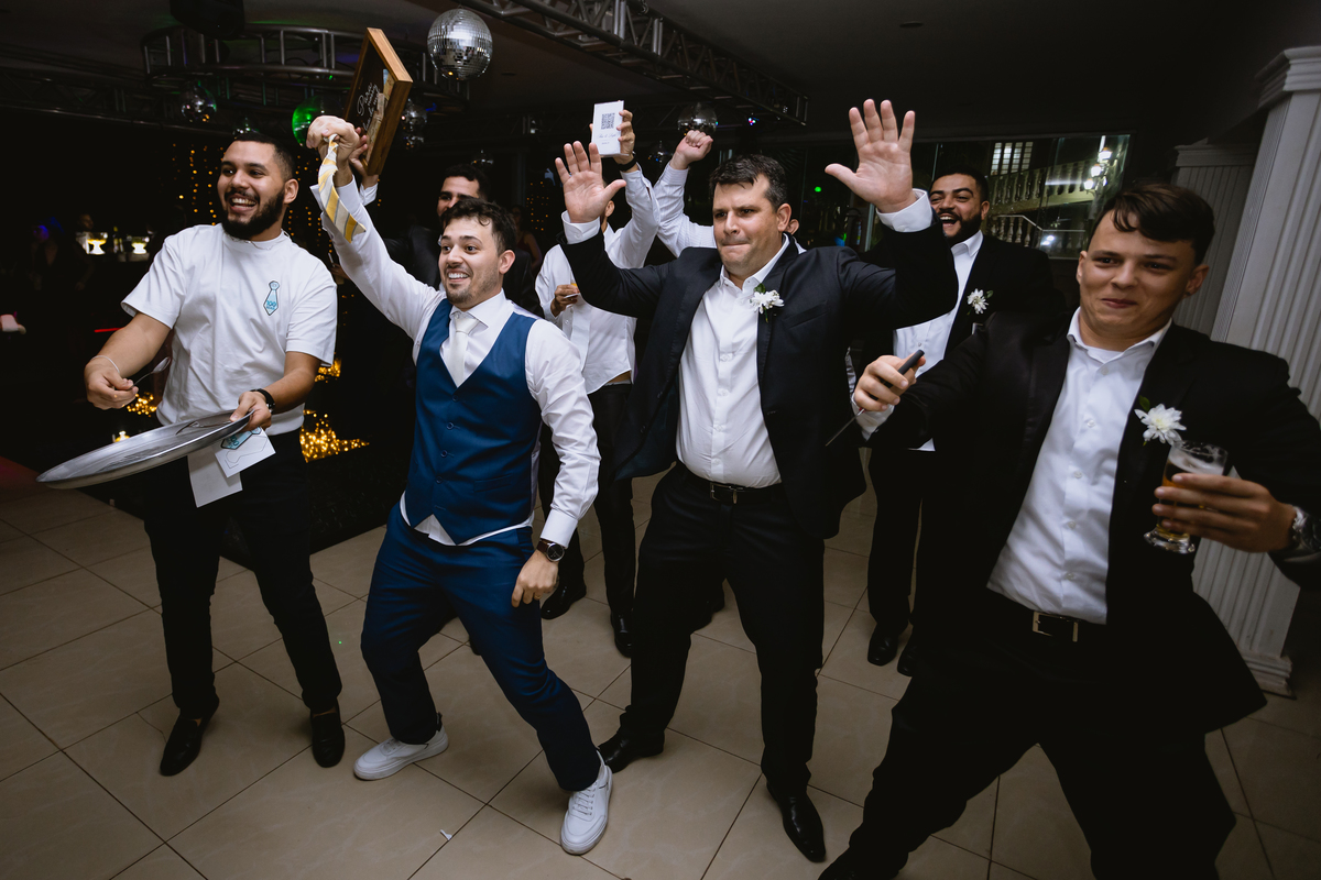 foto de casamento noivo jogando uisque