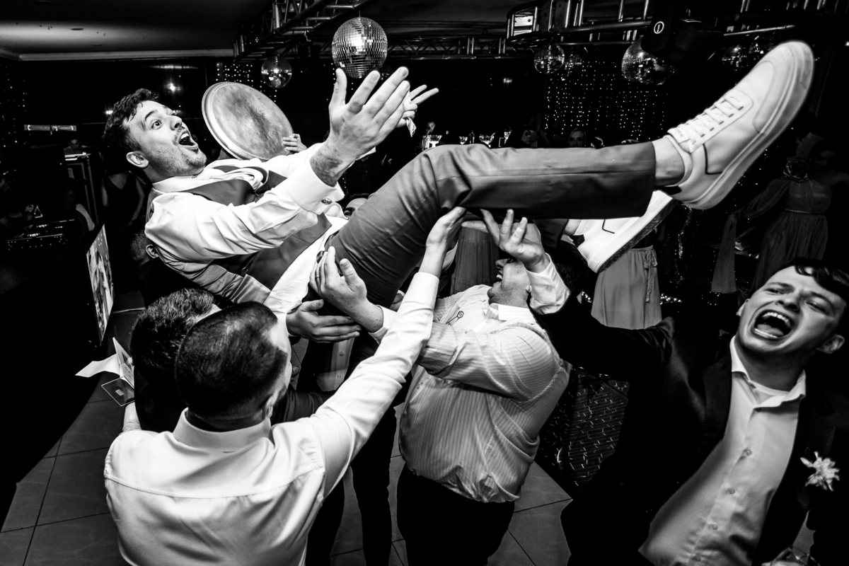 foto de casamento padrinhos jogando noivo