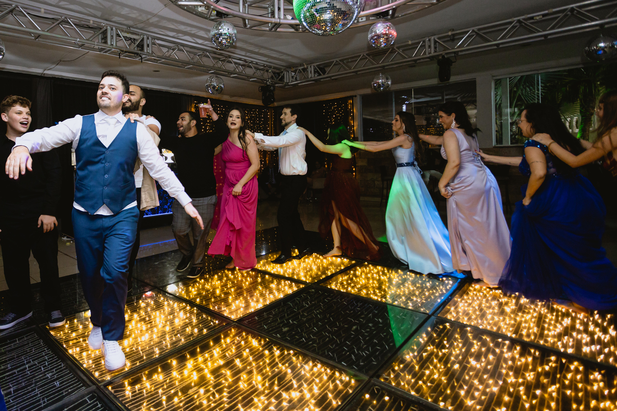 foto de casamento noivo na pista de dança 