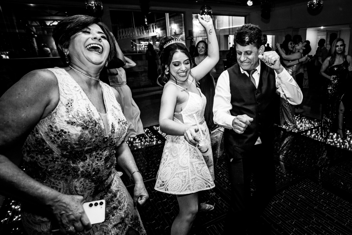 foto de casamento noivo na pista de dança 