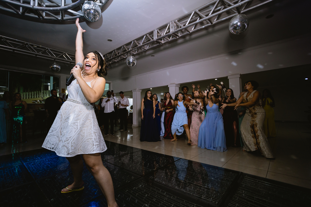 foto de casamento noivo jogando o buquê 