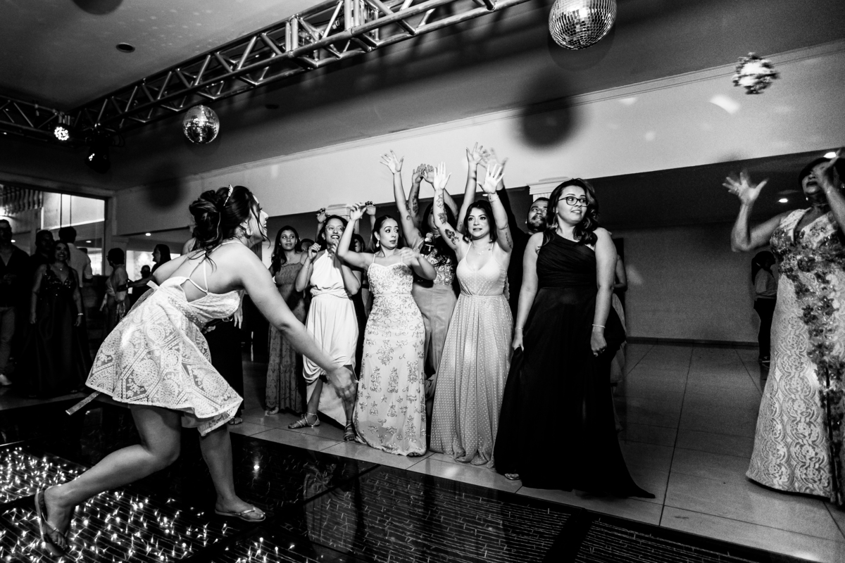 foto de casamento noivo jogando o buquê 