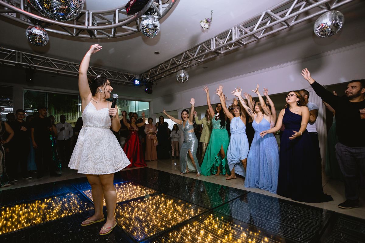 foto de casamento noivo jogando o buquê 