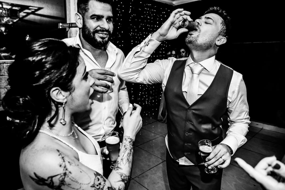 foto de casamento noivo bebendo uisque