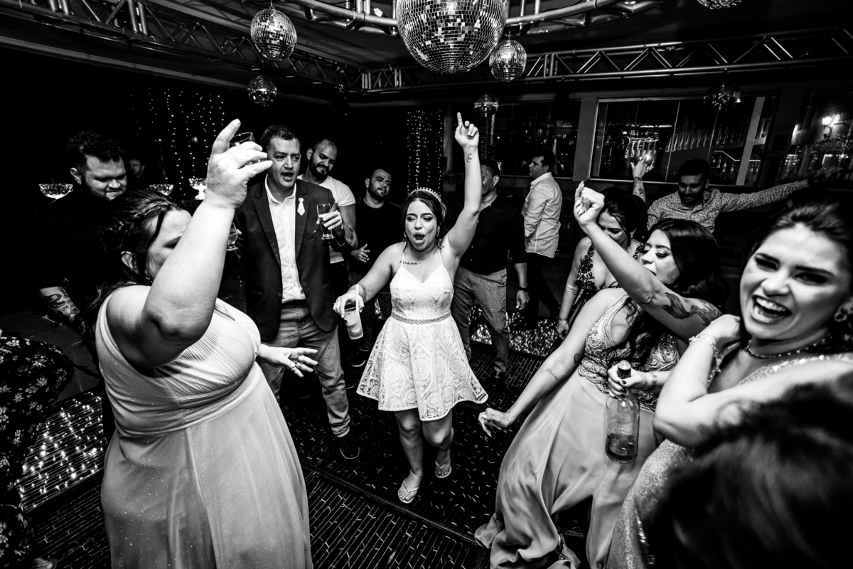 foto de casamento noivo na pista de dança 