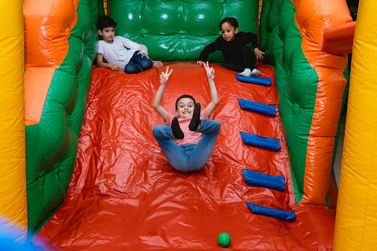 foto de festa infantil brincando no escorrega