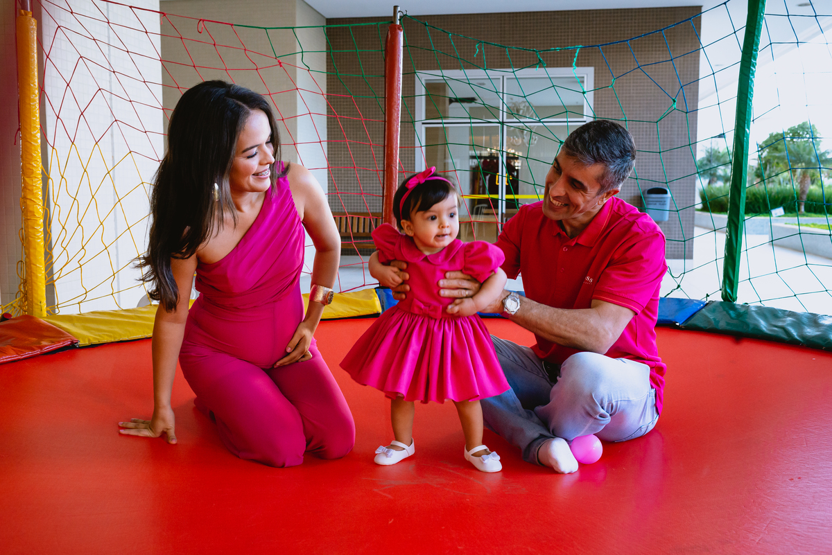 foto de festa infantil brincando com o pai e a mãe no pula pula