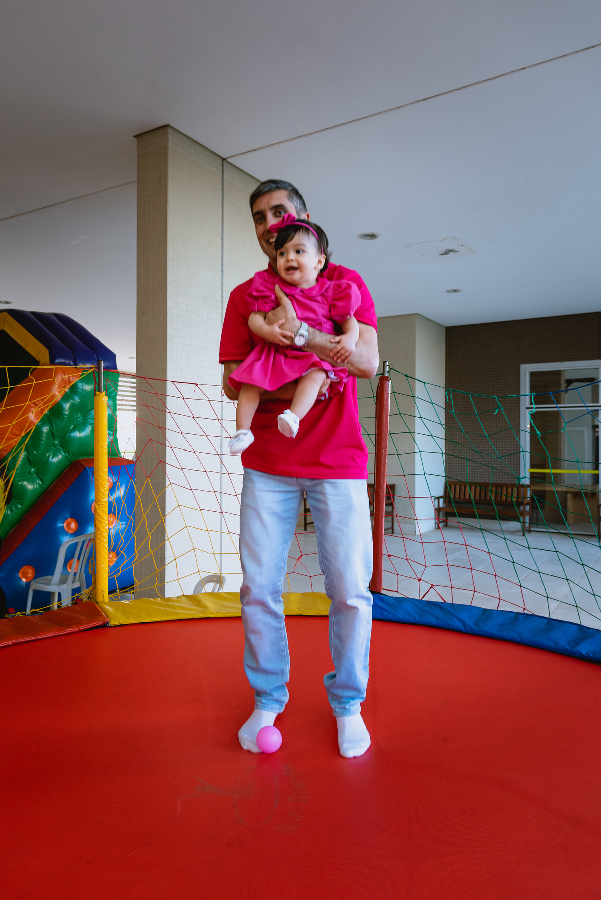 foto de festa infantil brincando com o pai no pula pula