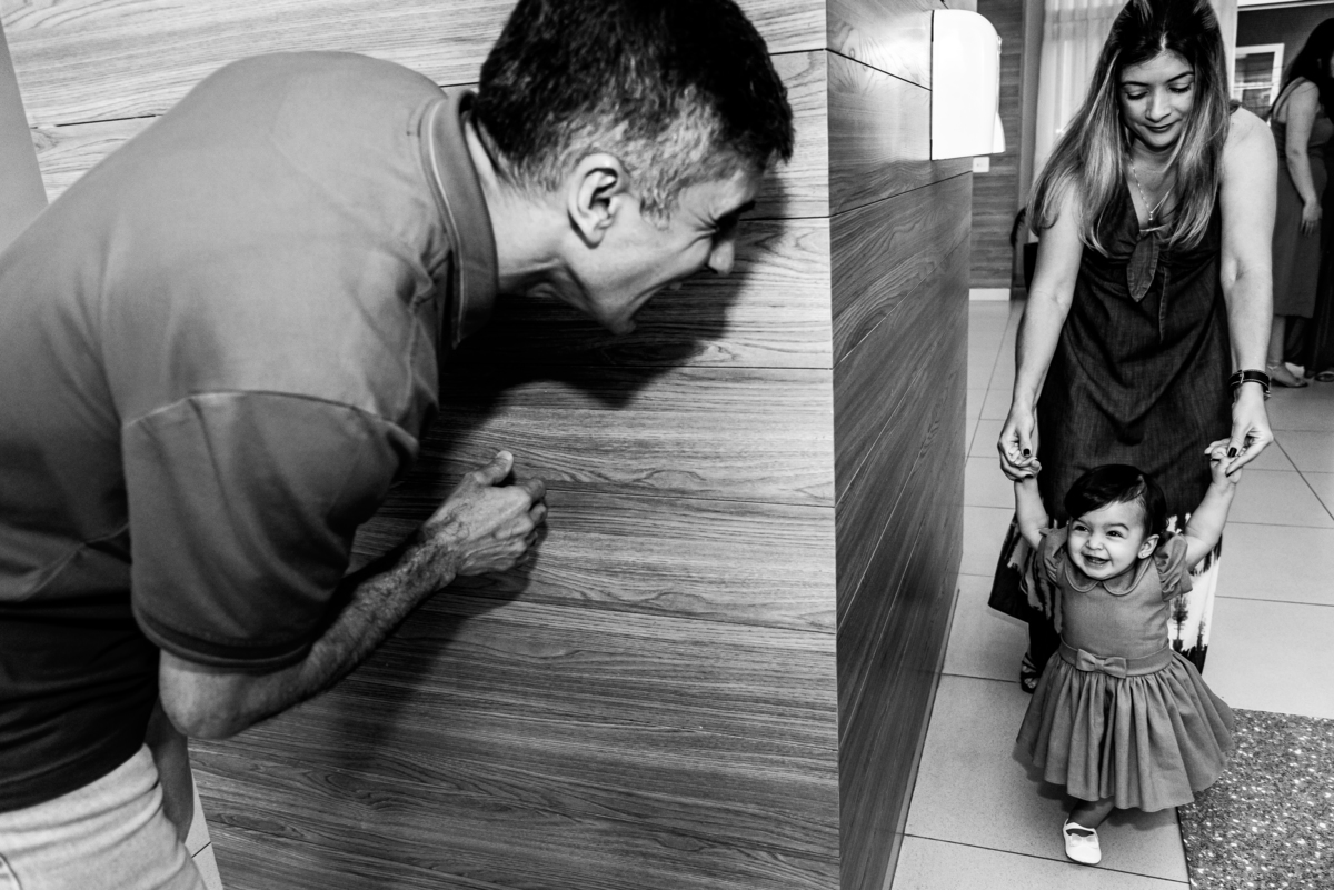 foto de festa infantil brincando de esconde com o pai