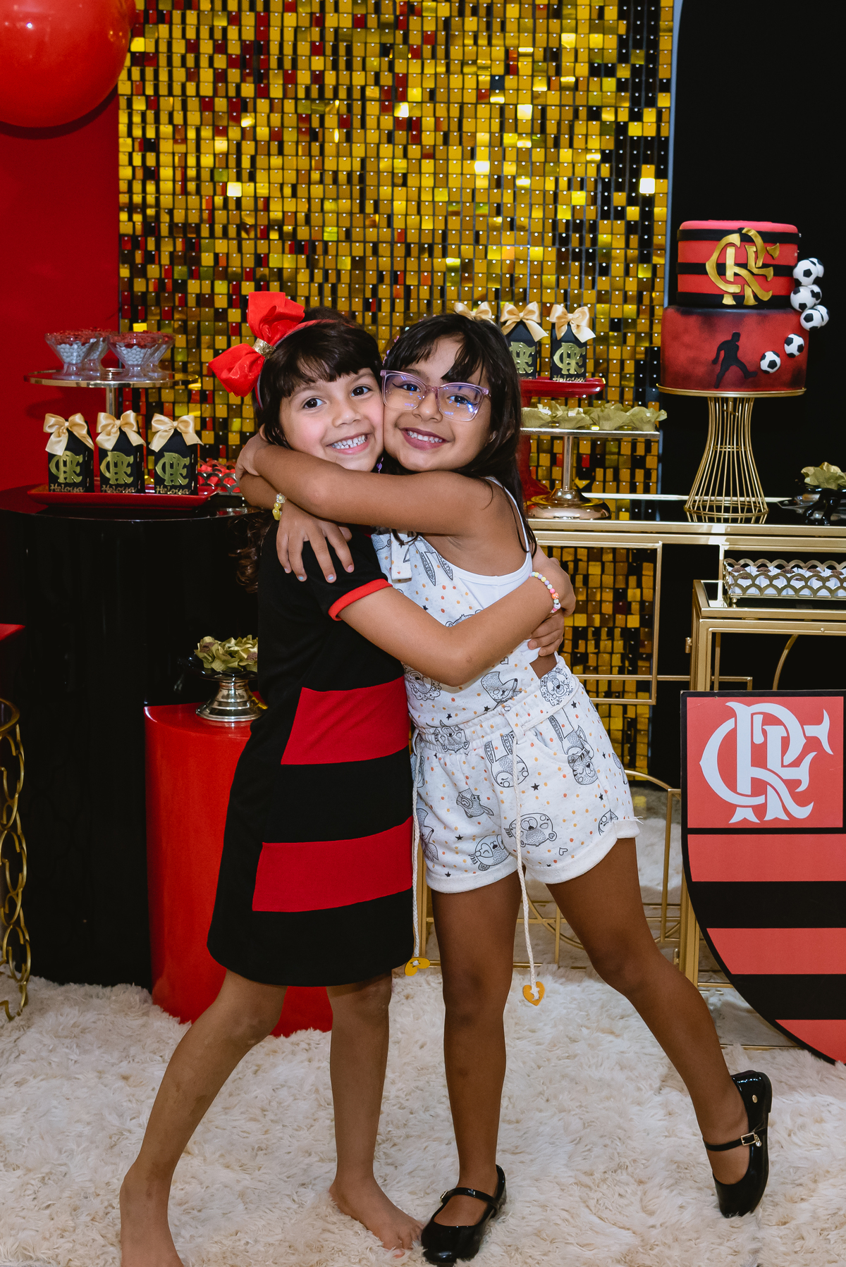 foto de festa infantil foto com a amiga