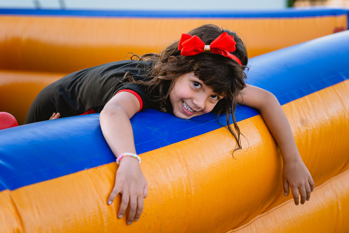 foto de festa infantil brincando no pula pula