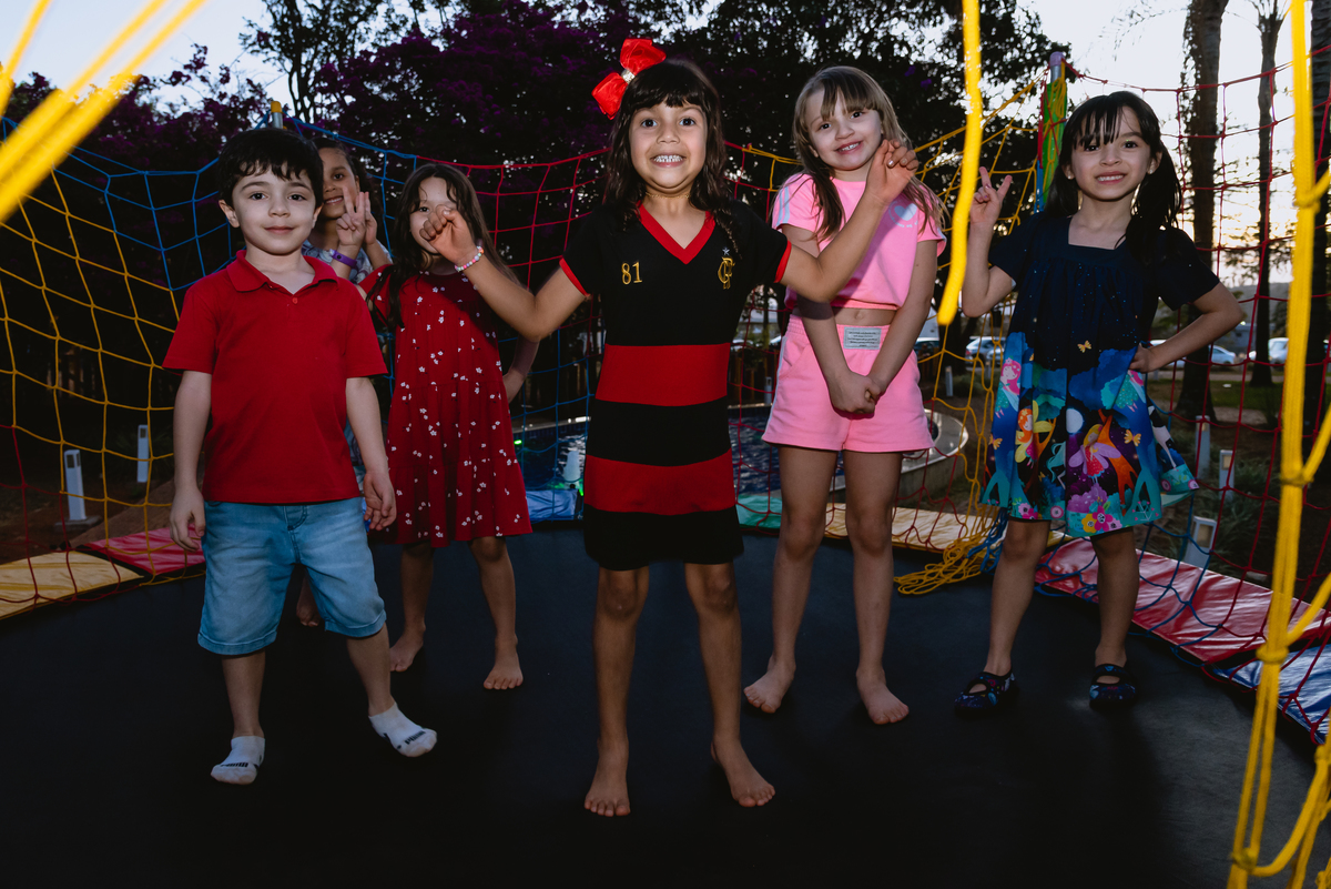 foto de festa infantil brincando no pula pula