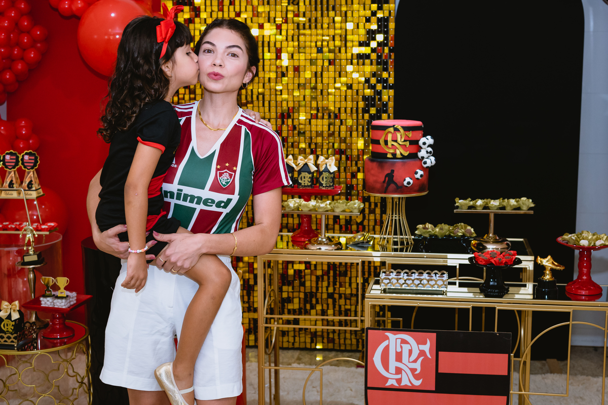 foto de festa infantil foto com a mãe