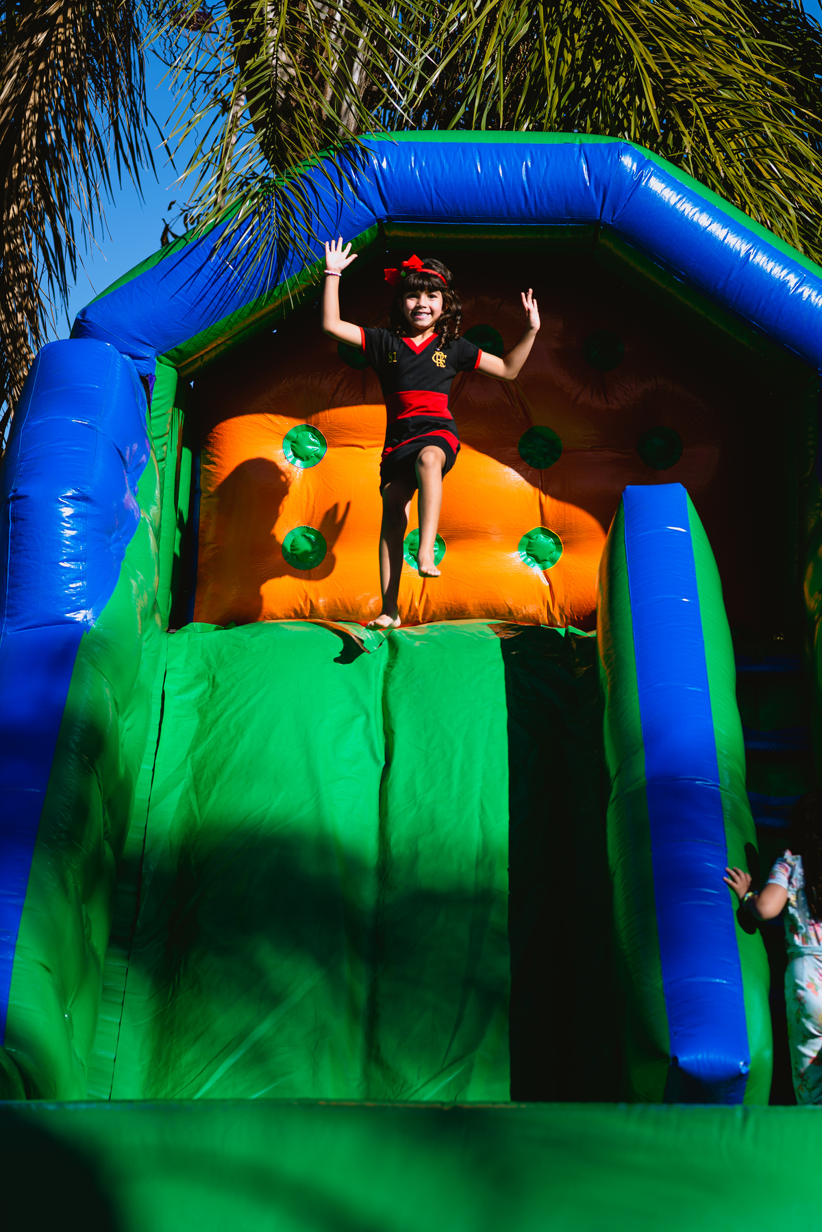 foto de festa infantil brincando no escorrega